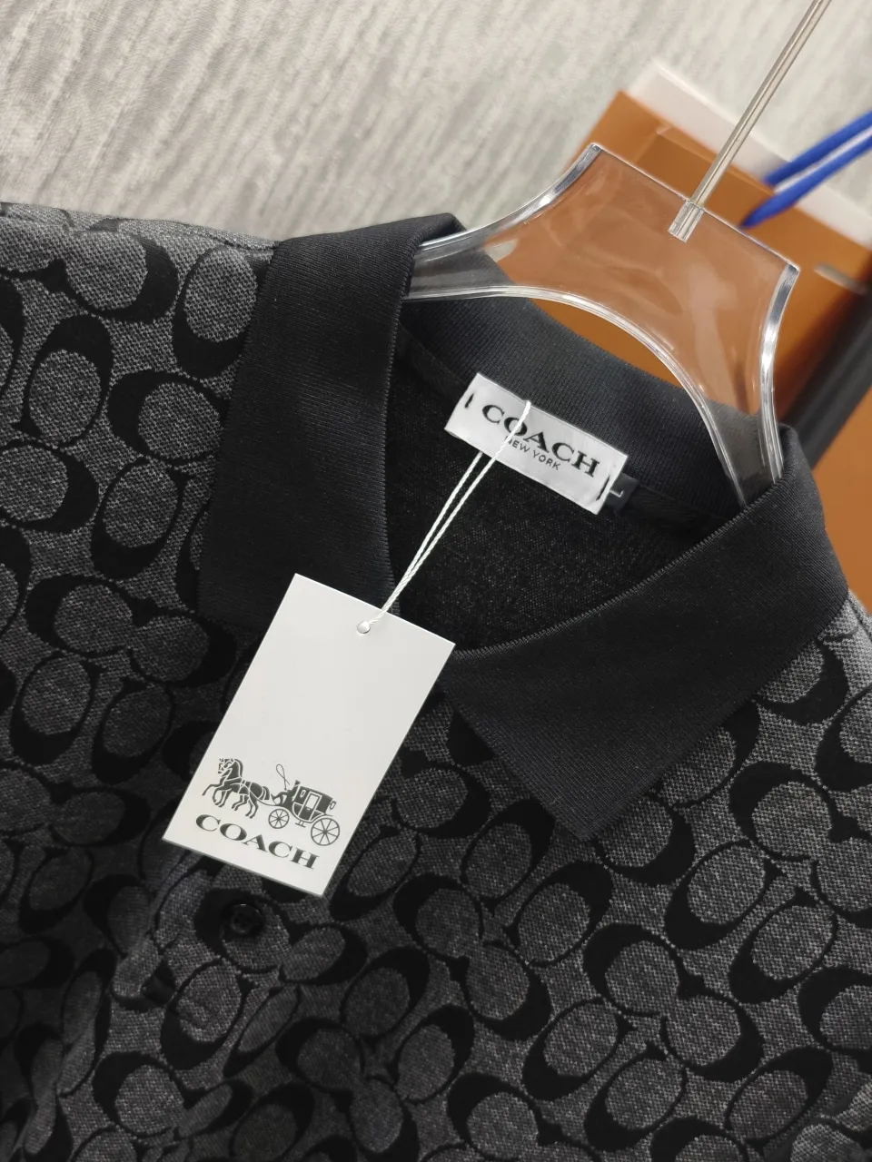 🌈🌈Coach/Coach all-over logo jacquard lapel short-sleeved polo shirt. Selected soft waxy terry cotton fabric, fluffy and skin-friendly, breathable and not sweaty. Customized fabrics are made of wafer cloth and jacquard knitting technology. Straight-leg tailoring, smooth, comfortable upper body, Breathable, concave and convex three-dimensional, fashionable and casual wear. Color: Black Sizes: M-3XL